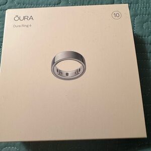 Oura Ring 4 in Shiny Silver